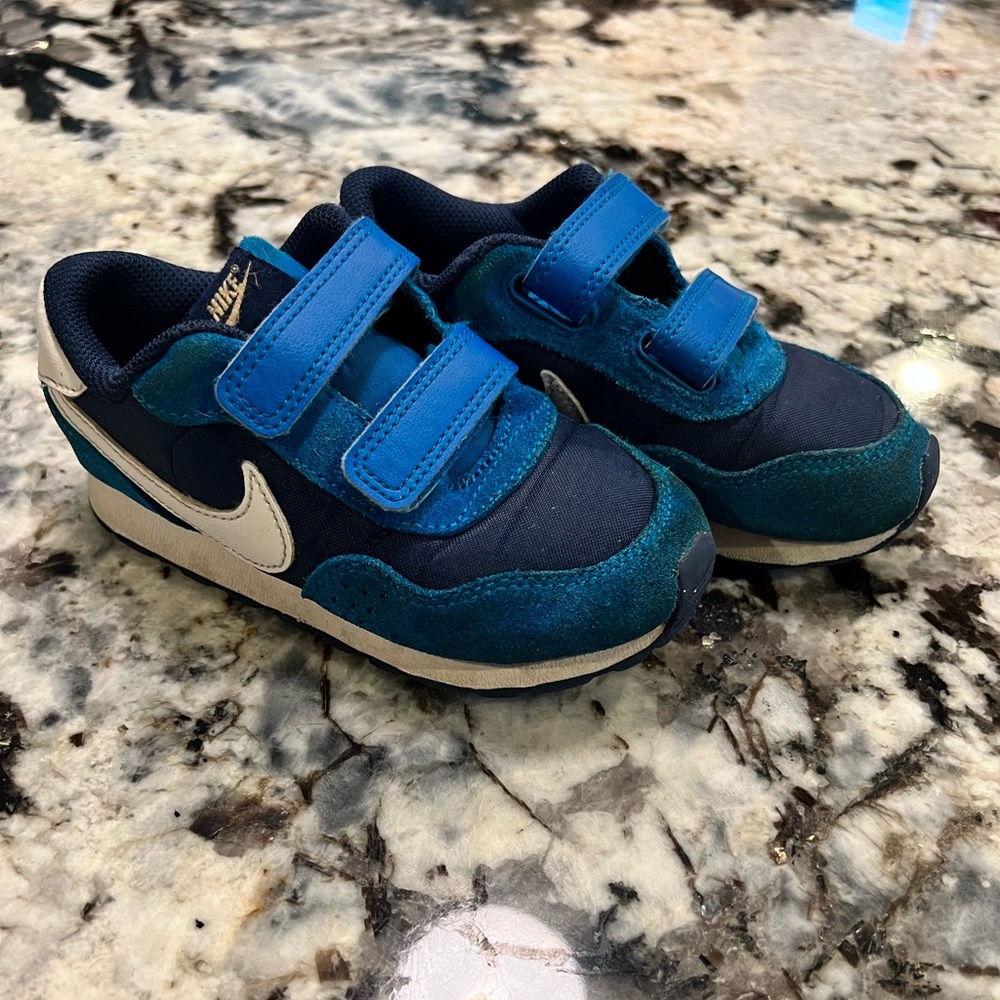 Toddler boys size 9 Nike sneakers